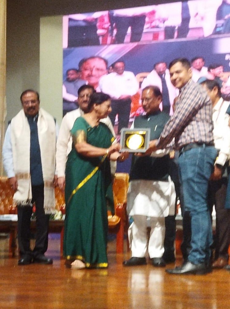 विश्व मानक दिवस पर कैट के महिला प्रदेश अध्यक्ष एवं एबीएस पॉली प्लास्ट के संचालक श्रीमती मधु अरोऱा एवं  अनुज अरोऱा को माननीय मुख्यमंत्री  विष्णुदेव साय  ने सम्मानित किया