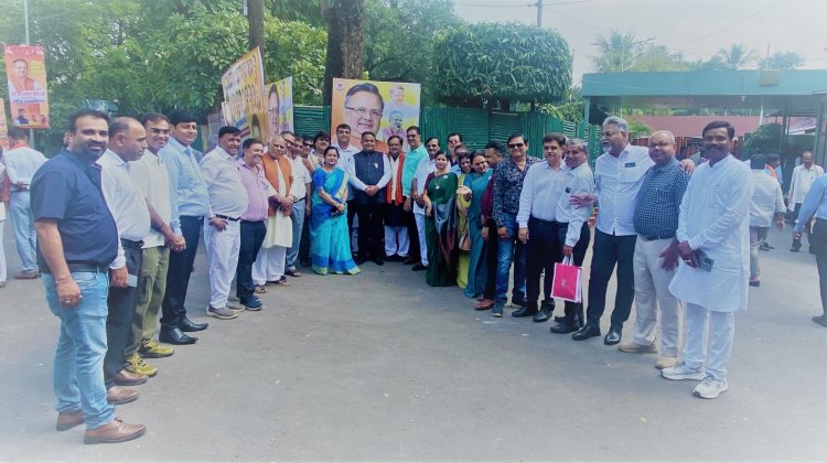 विधानसभा अध्यक्ष डॉ. रमन सिंह को जन्मदिन पर चेम्बर प्रदेश अध्यक्ष सतीश थौरानी के नेतृत्व में चेंबर प्रतिनिधि मंडल ने दी बधाई व शुभकामनाएँ