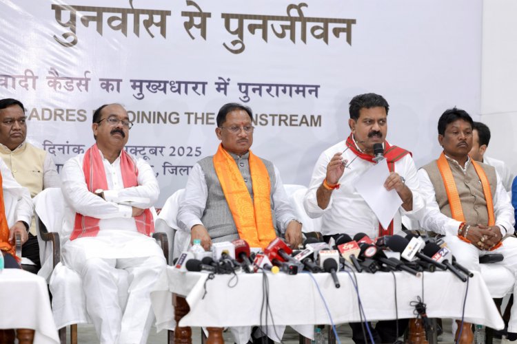 बस्तर में नक्सल उन्मूलन की दिशा में ऐतिहासिक दिन, बंदूक छोड़ संविधान अपनाने वालों का स्वागत - मुख्यमंत्री  विष्णु देव साय