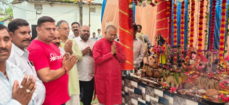 विभिन्न गाँवों में आयोजित गौरी गौरा विसर्जन में शामिल हुए पूर्व विधानसभा अध्यक्ष धरमलाल कौशिक