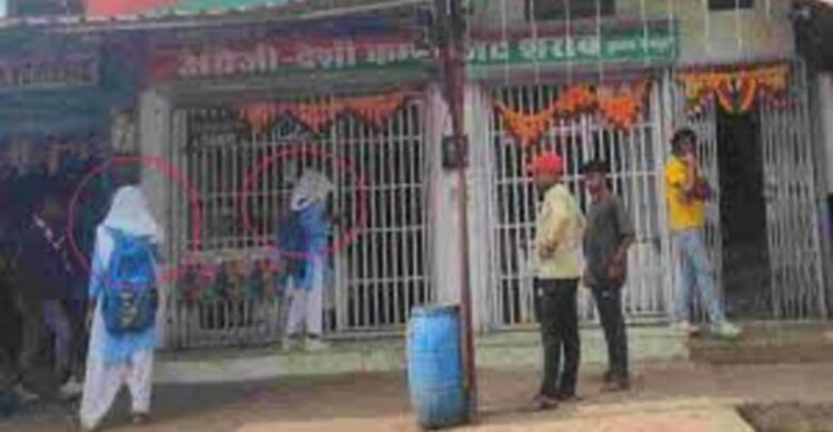 किताब की जगह हाथों में शराब की बोतलें… स्कूल यूनिफॉर्म में शराब लेने पहुंची छात्राएं