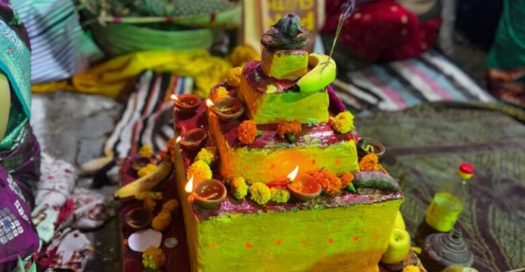 राजधानी के इस तालाब में 40 वर्षों से हो रही छठ पूजा, आज व्रती महिलाओं ने डूबते सूर्य को दिया अर्घ्य