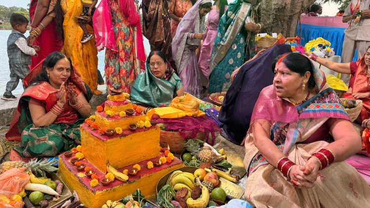 नरैया तालाब में 40 वर्षों से हो रही है छठ पूजा, आज छठ व्रतियों ने डूबते सूर्य को दिया अर्घ्य