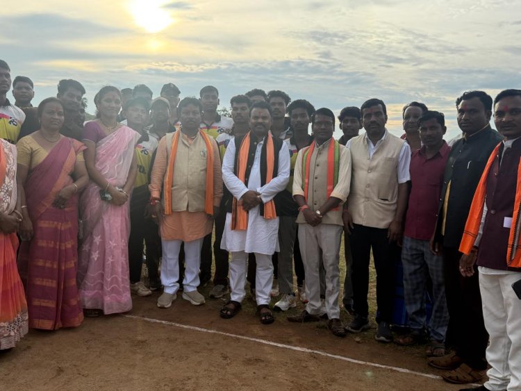 उलनार में आयोजित क्रिकेट प्रतियोगिता के समापन समारोह में शामिल हुए बस्तर सांसद महेश कश्यप