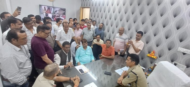 अग्रवाल समाज ने किया थाना घेराव, सौंपा ज्ञापन