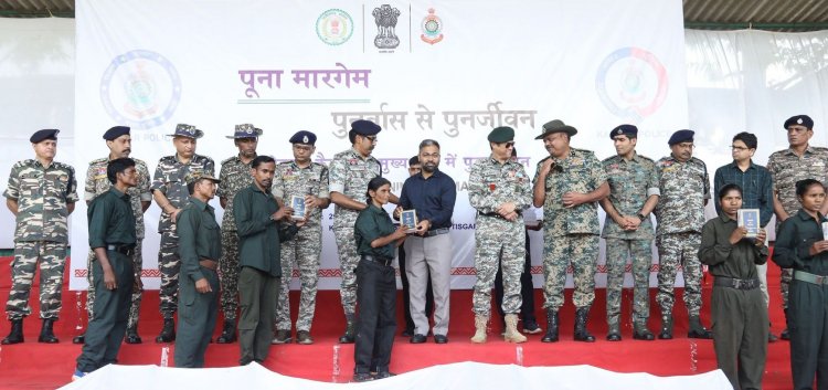 ’पूना मारगेम’ के तहत मुख्यधारा में लौटे 21 माओवादियों को संविधान की प्रति सौंपकर पुलिस महानिरीक्षक बस्तर और गायता-मांझी ने किया स्वागत