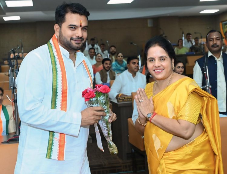 महापौर  मीनल चौबे ने नगर निगम नेता प्रतिपक्ष  आकाश तिवारी का बुके प्रदत्त कर किया आत्मीय स्वागत 