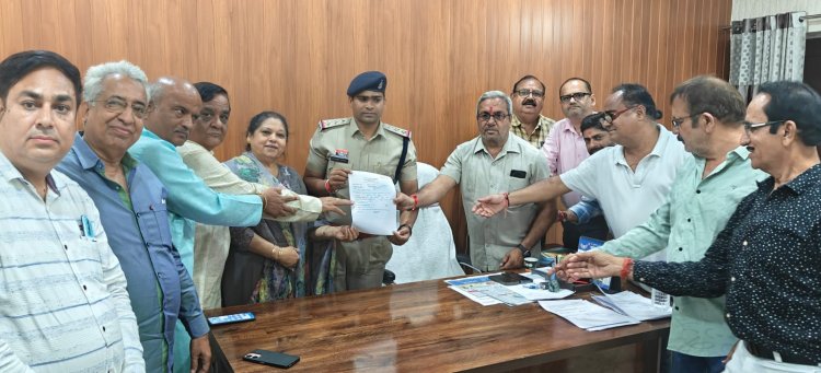 छत्तीसगढ़ सिन्धी महापंचायत के संरक्षक पूर्व विधायक श्री श्रीचंद सुन्दरानी जी के नेतुत्व में सिन्धी समाज पहुंचा देवेन्द्र नगर थाना