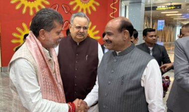 लोकसभा स्पीकर ओम बिड़ला रायपुर पहुंचे, डॉ. रमन सिंह ने किया स्वागत