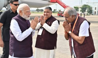 रायपुर एयरपोर्ट पर प्रधानमंत्री का भव्य स्वागत, राज्योत्सव पर छत्तीसगढ़ में आज ऐतिहासिक कार्यक्रमों की श्रृंखला