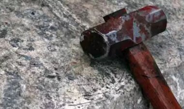 CG – परिवार की नाराजगी से अलग हुए प्रेमी ने उठाया खौफनाक कदम, प्रेमिका की माँ से लिया बदला, हथौड़े से फोड़ा सिर, फिर जो हुआ…..