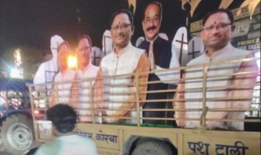 पशु ट्राली में नेताओं के कटआउट ढोने से बढ़ी नाराजगी, 3 अफसरों को जारी किया गया नोटिस