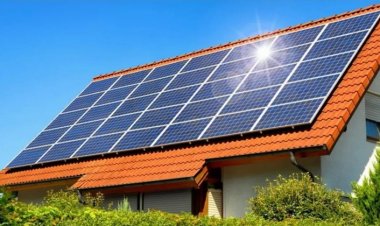 पीएम सूर्य घर योजना में घूसखोरी: संविदा कर्मचारी बर्खास्त, जेई निलंबित