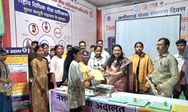 छत्तीसगढ़ राज्य महोत्सव रजत जंयती कोण्डागांव में जिला विधिक सेवा प्राधिकरण कोण्डागांव के द्वारा स्टॉल लगाकर दी गई विधिक जानकारी