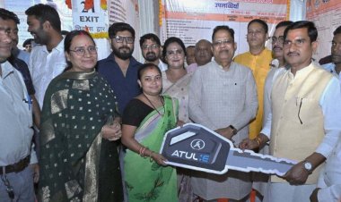 केंद्रीय राज्यमंत्री  तोखन साहू ने बांटी खुशियों की चाबी