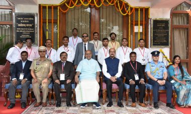  उप राष्ट्रपति ने राजभवन परिवार के साथ कराई फोटोग्राफी