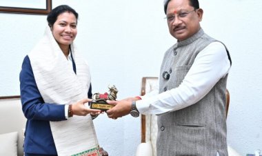 वर्ल्ड कप विजेता भारतीय महिला क्रिकेट टीम की फिजियोथेरेपिस्ट आकांक्षा ने सीएम साय से की मुलाकात