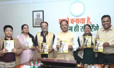 मुख्यमंत्री ने किया शंकर पांडे की पुस्तक ‘छत्तीसगढ़ अतीत से अब तक’ का विमोचन….