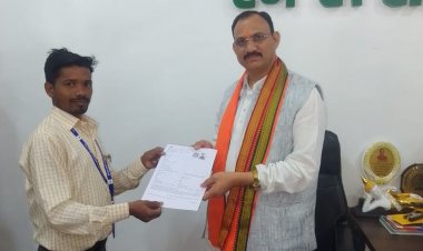 स्वास्थ्य मंत्री  श्याम बिहारी जायसवाल को बीएलओ ने  सौंपा ईएफ फॉर्म