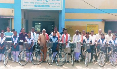 सांसद द्वारा विद्यालय परिसर में साइकिल स्टैण्ड निर्माण के लिए 3 लाख रुपये देने की घोषणा  छात्राओं की स्कूल की राह होगी आसान
