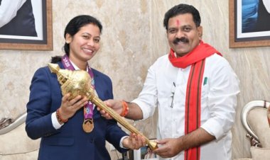 उपमुख्यमंत्री विजय शर्मा मिले वर्ल्ड कप विजेता भारतीय महिला क्रिकेट टीम की फिजियोथेरेपिस्ट आकांक्षा सत्यवंशी से, दी शुभकामनाएं