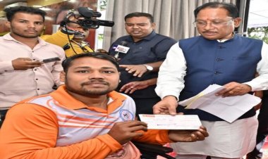 दिव्यांग रग्बी खिलाड़ी की मदद के लिए आगे आए सीएम, जनदर्शन में स्वीकृत किया 90 हजार रुपए का आर्थिक अनुदान