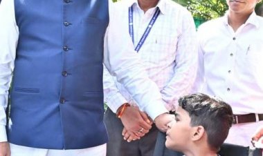 पैरों से चित्र उकेरने वाली पूनम के जीवन में मुख्यमंत्री ने भरी नई उम्मीद