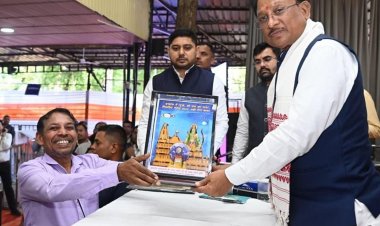 जनदर्शन में अद्भुत दृश्य—भिलाई के अंकुश देवांगन ने मुख्यमंत्री को भेंट की संगमरमर पर बनी प्रधानमंत्री नरेंद्र मोदी की सूक्ष्म प्रतिमा