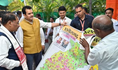 पेंटर शिवकुमार निराला ने मुख्यमंत्री विष्णु देव साय को भेंट किया विशिष्ट ‘राजनीतिक मानचित्र’…..