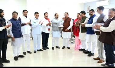 मुख्यमंत्री  विष्णु देव साय ने मंत्रीमण्डल के सदस्यों को मिठाई खिलाकर जीत की बधाई दी