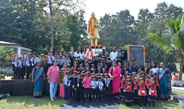 भारत गणराज्य के प्रथम प्रधानमंत्री पण्डित जवाहर लाल नेहरू का 140वीं जयन्ती पर नन्हे- मुन्ने स्कूली बच्चों ने गाँधी - नेहरू उद्यान स्थित प्रतिमा स्थल के समक्ष पहुंचकर किया नमन