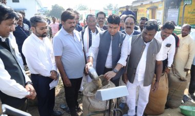 राजस्व मंत्री टंकराम वर्मा ने कांकेर जिला के मालगांव खरीदी केन्द्र में पूजा अर्चना कर धान खरीदी का किया शुभारंभ