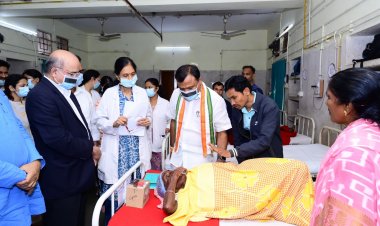 पीसीसी अध्यक्ष दीपक बैज बीजापुर नेत्रकांड के पीड़ितों से मिले