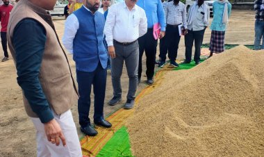 कलेक्टर ने किया नरहरपुर, अमोड़ा व चवांड़ धान खरीदी केंद्रों का आकस्मिक निरीक्षण