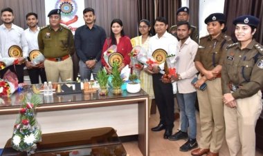 सीजीपीएससी टॉपर्स का एसएसपी अग्रवाल ने किया सम्मान, फील्ड में सफल होने दिए टिप्स