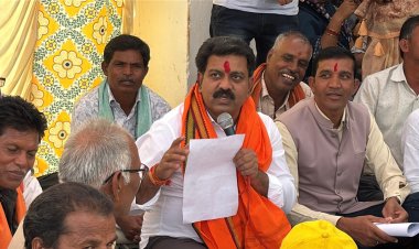  उपमुख्यमंत्री  विजय शर्मा ने भैंसबोड़ में चौपाल लगाकर जमीन पर बैठ सुनीं ग्रामीणों की समस्याएं