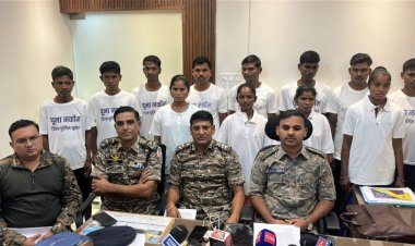 Breaking : 48 लाख के इनामी 15 नक्सलियों ने छोड़ा लाल आतंक का साथ, किया सरेंडर