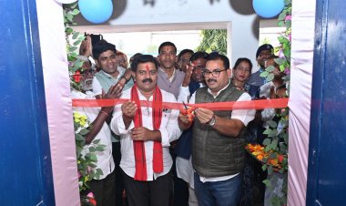 सिलहाटी में उपमुख्यमंत्री श्री शर्मा बने डिजिटल कक्षा के छात्र, शिक्षक ने डिजिटल बोर्ड में पढ़ाया आंख की संरचना