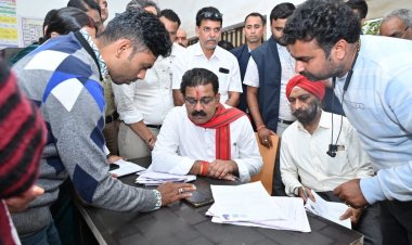 उपमुख्यमंत्री ने मतदान केंद्र पहुंचकर भरा अपना एसआईआर का फॉर्म