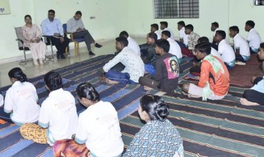 आयुक्त बस्तर  डोमन सिंह ने पुनर्वास केन्द्र में बीजापुर के पुनर्वासित सदस्यों से की भेंट