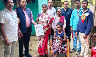 दिव्यांग बालिका का बनाया गया आधार कार्ड- शासन की योजनाओं का मिलेगा लाभ