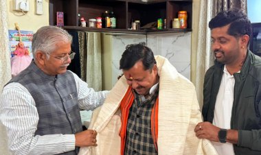 बिहार जीत के पश्चात् बिहार कैबिनेट मंत्री व छत्तीसगढ़ प्रभारी नितिन नबीन के प्रथम बिल्हा आगमन पर पूर्व विधानसभा अध्यक्ष धरमलाल कौशिक ने परसदा स्थित निवास स्थान पर किया भव्य स्वागत