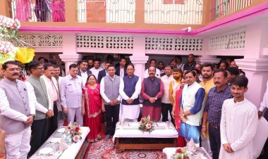 मुख्यमंत्री  विष्णुदेव साय उद्योग मंत्री  लखन लाल देवांगन के परिवार के वैवाहिक कार्यक्रम में शामिल होकर दी शुभकामनाएं