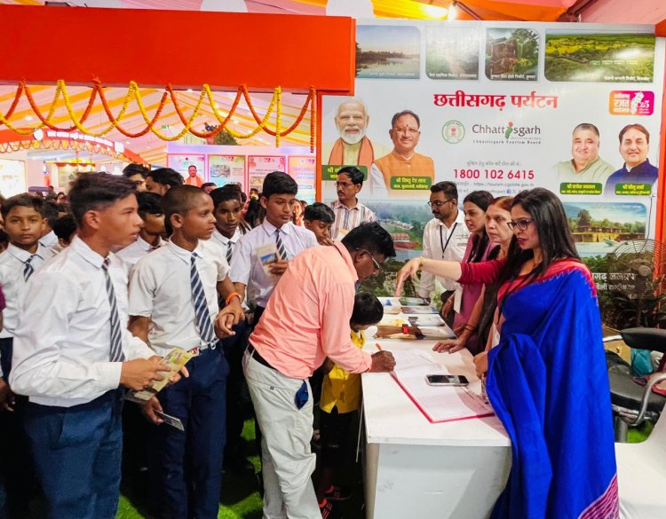 छत्तीसगढ़ के रजत जयंती राज्योत्सव में पर्यटन, संस्कृति एवं धर्मस्व विभाग का स्टॉल बना आकर्षण का केन्द्र, उमड़ी दर्शकों की भीड़