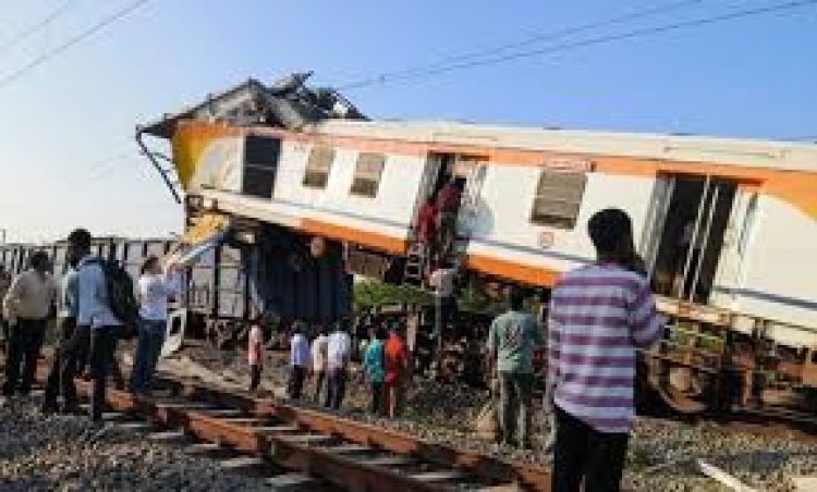 बिलासपुर में बड़ा ट्रेन हादसा- यात्रियों एवं उनके परिजनों की सुविधा हेतु निम्न हेल्पलाइन नंबर जारी किए गए हैं :—