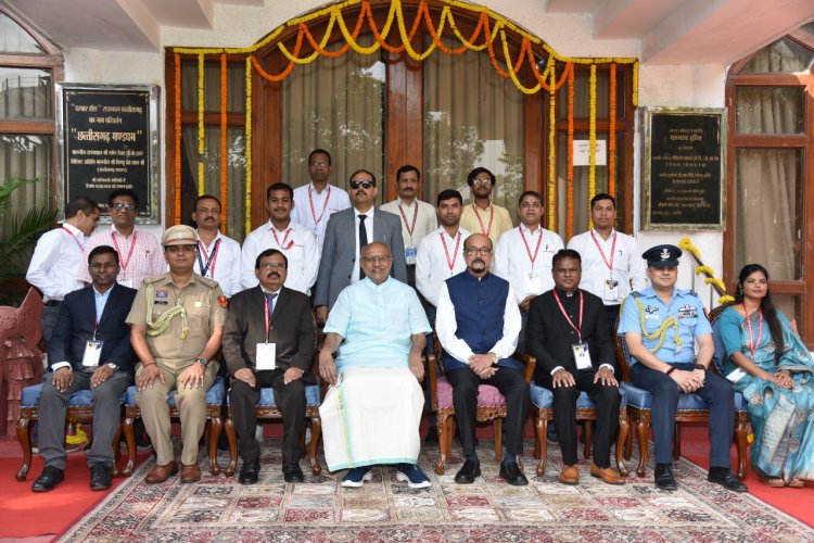  उप राष्ट्रपति ने राजभवन परिवार के साथ कराई फोटोग्राफी