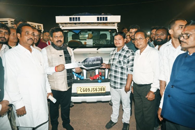  उपमुख्यमंत्री  विजय शर्मा ने पीएम मत्स्य संपदा योजना के तहत मत्स्यपालकों को पिकअप वाहन की सौंपी चाबी