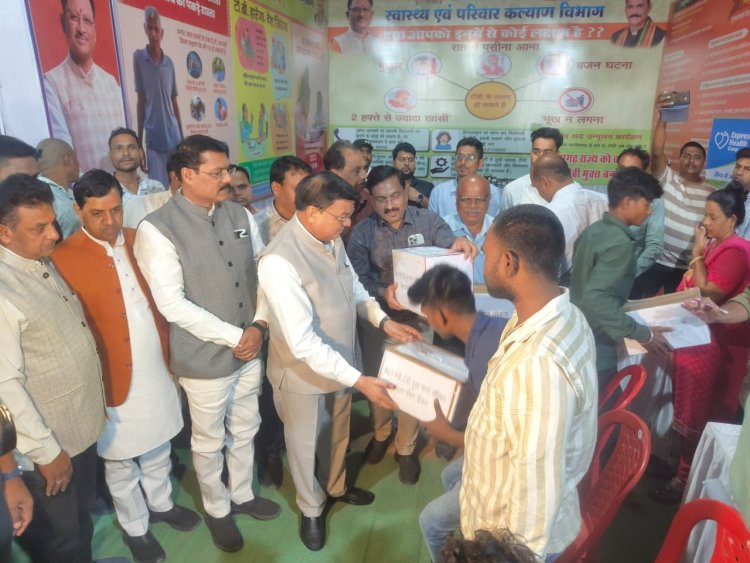 राज्योत्सव में मंत्री  लखन लाल देवांगन के द्वारा पांच टीबी मरीजों को दिया गया फूड बास्केट