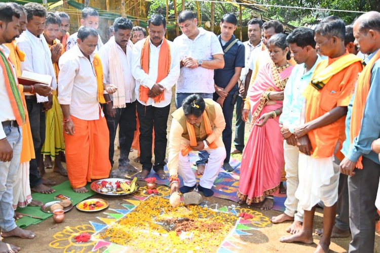 सांसद निधि से 10 लाख की स्वीकृति,बस्तर सांसद महेश कश्यप ने तोंगपाल में सामाजिक भवन हेतु किया भूमि पूजन
