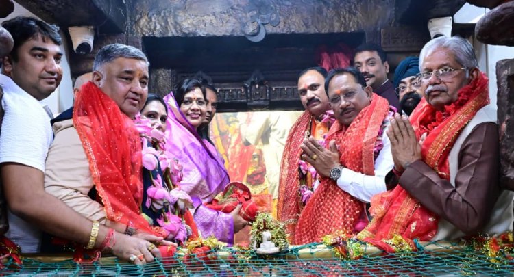 मुख्यमंत्री  विष्णु देव साय आज बिलासपुर जिले के रतनपुर में आयोजित कल्चुरी कलार समाज के महासम्मेलन में शामिल हुए। उन्होंने भगवान सहस्रबाहु एवं बहादुर कलारीन दाई की पूजा-अर्चना कर विशाल सम्मेलन का शुभारंभ किया।